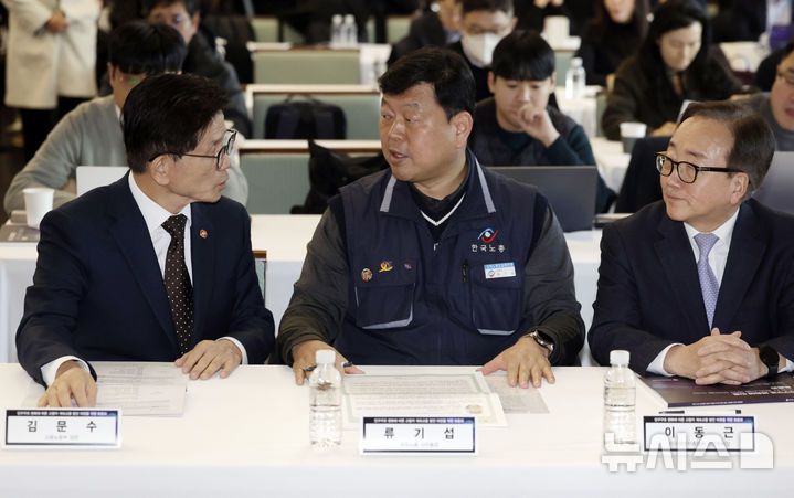 [서울=뉴시스] 최동준 기자 = 김문수 고용노동부 장관이 지난 23일 서울 정동1928아트센터에서 열린 '인구구조 변화에 따른 고령자 계속 고용 방안 마련을 위한 토론회'에 참석해 이동근 경총 부회장, 류기섭 한국노총 사무총장과 대화하고 있다. 2025.01.23. photocdj@newsis.com