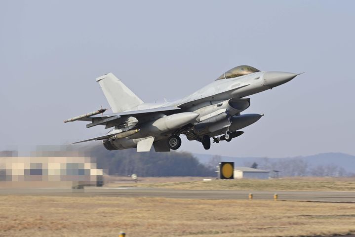 [서울=뉴시스] 23일 경기 포천 승진훈련장에서 열린 혹한기 공지합동 및 통합화력운용 훈련에서 MK-82 폭탄을 장착한 KF-16 전투기가 이륙하고 있다. (사진=공군 제공) 2025.01.23. photo@newsis.com *재판매 및 DB 금지