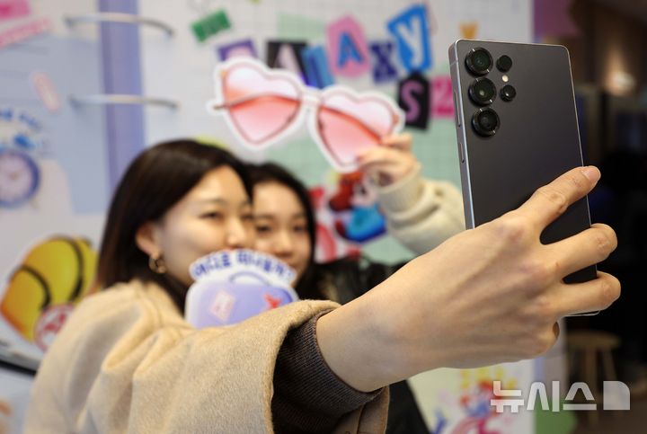 [서울=뉴시스] 고범준 기자 = 23일 오후 서울 마포구 KT플라자 홍대애드샵플러스점에서 직원이 삼성전자 갤럭시 S25 제품을 살펴보고 있다. 2025.01.23. bjko@newsis.com