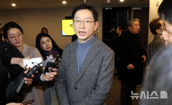 [서울=뉴시스] 추상철 기자 = 김경수 전 경남도지사가 23일 오후 서울 종로구 노무현시민센터에서 열린 '일곱번째나라LAB 창립 기념 심포지엄-탄핵너머 다시 만날 민주주의 심포지엄'에 참석하며 취재진의 질문에 답변하고 있다. 2025.01.23. scchoo@newsis.com