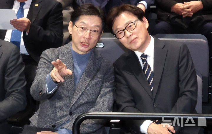 [서울=뉴시스] 추상철 기자 = 더불어민주당 전 원내대표인 박광온(오른쪽) 일곱번째나라LAB 대표와 김경수 전 경남도지사가 23일 오후 서울 종로구 노무현시민센터에서 열린 '일곱번째나라LAB 창립 기념 심포지엄-탄핵너머 다시 만날 민주주의 심포지엄'에서 대화하고 있다. 2025.01.23. scchoo@newsis.com