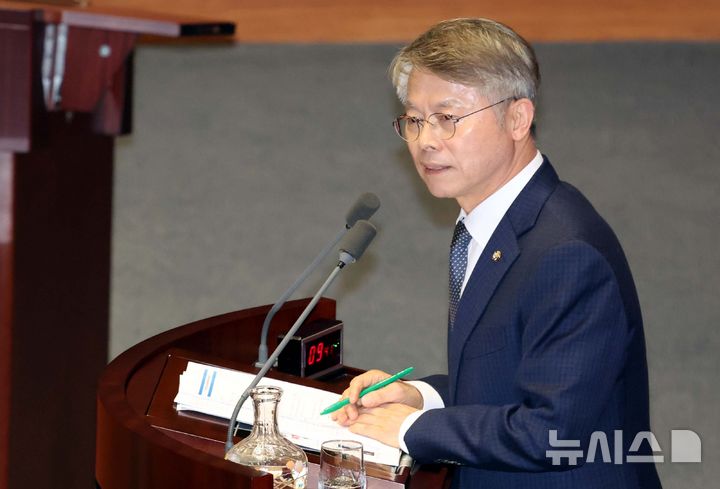 [서울=뉴시스] 조성봉 기자= 민형배 더불어민주당 의원이 지난 1월23일 오후 서울 여의도 국회에서 열린 제421회국회(임시회) 제2차 본회의 서울서부지방법원 불법적폭동사태관련긴급현안질문에서 발언을 하고 있다. 2025.01.23. suncho21@newsis.com