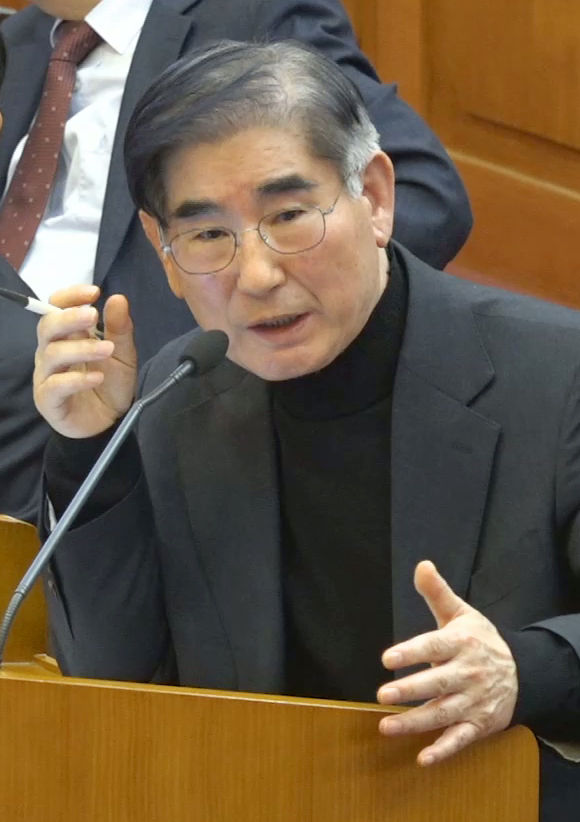[서울=뉴시스]12·3 비상계엄 관련 내란 사건을 수사하는 조은석 특별검사가 임명된 지 6일 만인 지난 18일 3대 특검 중 처음으로 김용현 전 국방부 장관 추가 기소에 나섰다. 김 전 장관이 서울 종로구 헌법재판소에서 열린 대통령 탄핵심판 4차 변론기일에 증인으로 출석해 질문에 답변하고 있다. (사진=헌법재판소 제공) 2025.01.23. photo@newsis.com *재판매 및 DB 금지