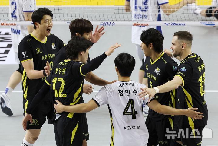 [의정부=뉴시스] 홍효식 기자 = 지난 1월23일 경기도 의정부 경민대학교 체육관에서 열린 KB손해보험과 삼성화재의 경기, KB손해보험 선수들이 득점에 환호하고 있다. 2025.01.23. yesphoto@newsis.com