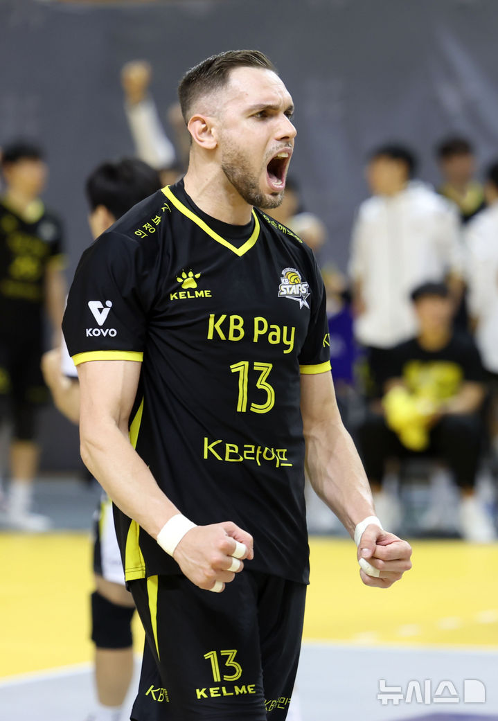 [의정부=뉴시스] 홍효식 기자 = 23일 경기도 의정부 경민대학교 체육관에서 열린 KB손해보험과 삼성화재의 경기, KB손해보험 비예나가 서브 득점에 포효하고 있다. 2025.01.23. yesphoto@newsis.com