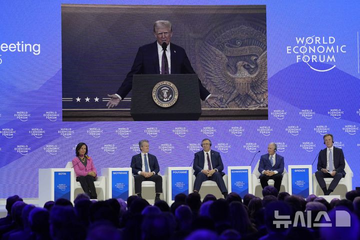 [다보스=AP/뉴시스]도널드 트럼프 미국 대통령이 23일(현지 시간) 스위스 다보스에서 열린 2025 세계경제포럼(다보스포럼)에 화상 연설을 진행하고 있다. 2024.01.24.