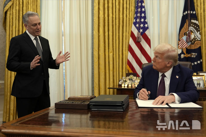 [워싱턴=AP/뉴시스] 'AI·암호화폐 차르' 데이비드 색스 백악관 과학기술자문위원장은 6일(현지 시간) "AI 산업에 대한 연방정부의 구제금융은 없을 것"이라고 못박았다. 사진은 지난 1월 도널드 트럼프 미국 대통령(오른쪽)과 백악관 집무실에서의 모습. 2025.11.07.