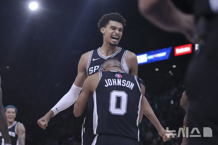 [파리=AP/뉴시스] 미국프로농구(NBA) 샌안토니오 스퍼스의 빅터 웸반야마. 2024. 1. 23.