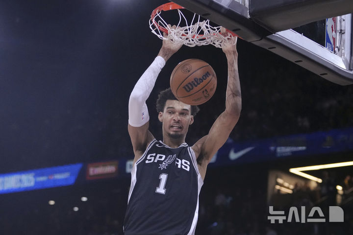 [파리=AP/뉴시스] 미국프로농구(NBA) 샌안토니오 스퍼스의 빅터 웸반야마. 2024. 1. 23.