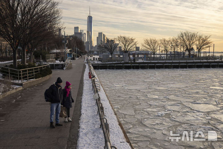 [뉴욕=AP/뉴시스] 23일(현지 시간) 미국 북동부 지역에 영하 10도를 밑도는 추위가 이어지면서 뉴욕 허드슨강에 얼음이 얼어 있다. 2025.01.24.