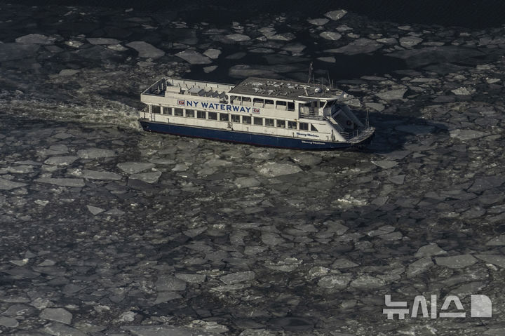[뉴욕=AP/뉴시스] 23일(현지 시간) 미국 북동부 지역에 영하 10도를 밑도는 추위가 이어지면서 뉴욕 허드슨강에 얼음이 얼어 있다. 2025.01.24.