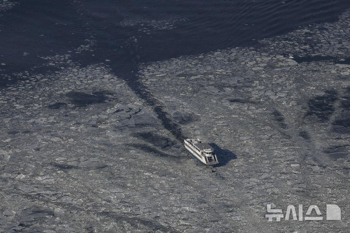 [뉴욕=AP/뉴시스] 23일(현지 시간) 미국 북동부 지역에 영하 10도를 밑도는 추위가 이어지면서 뉴욕 허드슨강에 얼음이 얼어 있다. 2025.01.24.