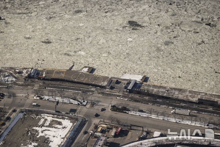 [뉴욕=AP/뉴시스] 23일(현지 시간) 미국 북동부 지역에 영하 10도를 밑도는 추위가 이어지면서 뉴욕 허드슨강에 얼음이 얼어 있다. 2025.01.24.