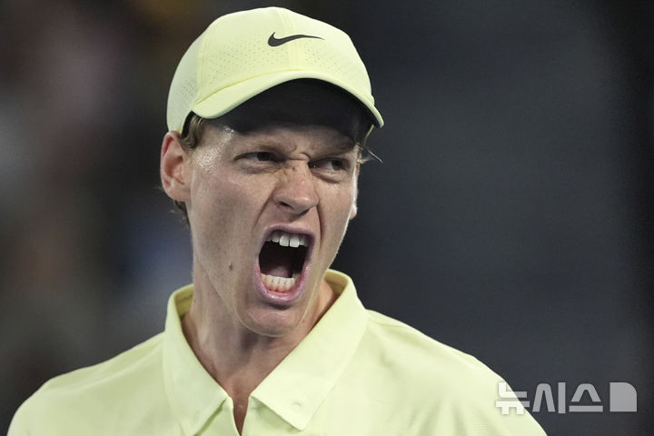 [멜버른=AP/뉴시스] 얀니크 신네르(1위·이탈리아)가 24일(현지 시간) 호주 멜버른의 로드 레이버 아레나에서 열린 호주오픈 남자 단식 4강전에서 벤 셸턴(20위·미국)과 경기하고 있다. 2연패를 노리는 신네르가 3-0(7-6 6-2 6-2)으로 이기고 결승에 올라 알렉산더 즈베레프(2위·독일)와 우승을 다툰다. 2024.01.25.