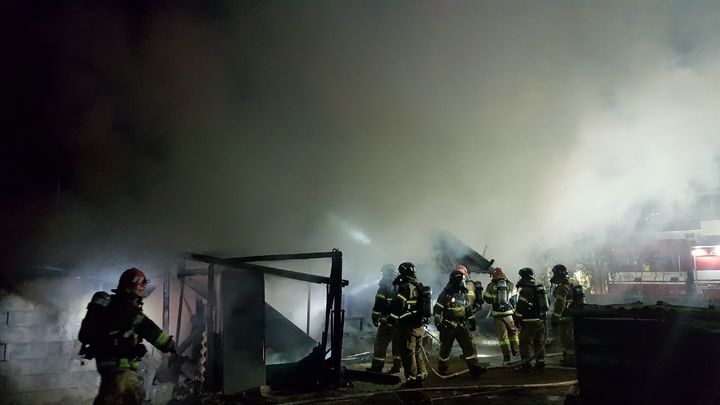  [예천=뉴시스] 예천군 용문면 상금곡리 주택에서 발생한 화재를 진화하고 있다. 2025.01.24. (사진=경북소방본부 제공) photo@newsis.com *재판매 및 DB 금지