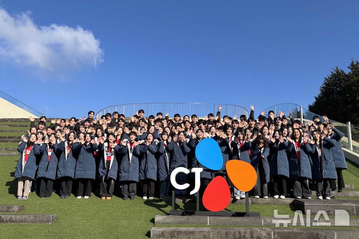 [서울=뉴시스] CJ그룹 신입사원들이 '클럽 나인브릿지'에서 기념사진촬영을 하고 있다. (사진= CJ그룹 제공) 