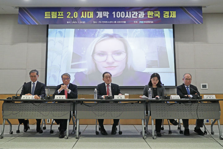 [서울=뉴시스]캘리 앤 쇼 전(前) 국가경제위원회 부위원장이 24일 FKI타워 컨퍼런스센터에서 열린 '트럼프 2.0시대 개막 100시간과 한국 경제'세미나에 화상으로 참석해 기조강연과 토론을 진행하고 있다. (사진=한경협 제공) photo@newsis.com *재판매 및 DB 금지