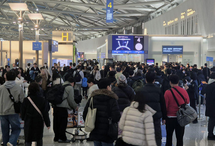 [인천공항=뉴시스] 홍찬선 기자 =본격적인 설연휴가 시작된 24일 오전 인천공항 제1여객터미널에서 해외로 출국하려는 승객들이 긴 줄을 서고 있다. 2025.01.24. mania@newsis.com *재판매 및 DB 금지