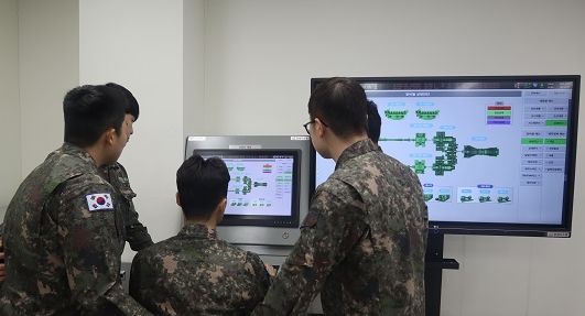 [서울=뉴시스] 해군 교육생들이 국방기술진흥연구소 및 한화시스템으로부터 증여 받은 함정 추진체계 상태기반진단체계(CBMS)를 시험 운용하고 있다. (사진=한화시스템 제공) 2025.1.24. photo@newsis.com *재판매 및 DB 금지