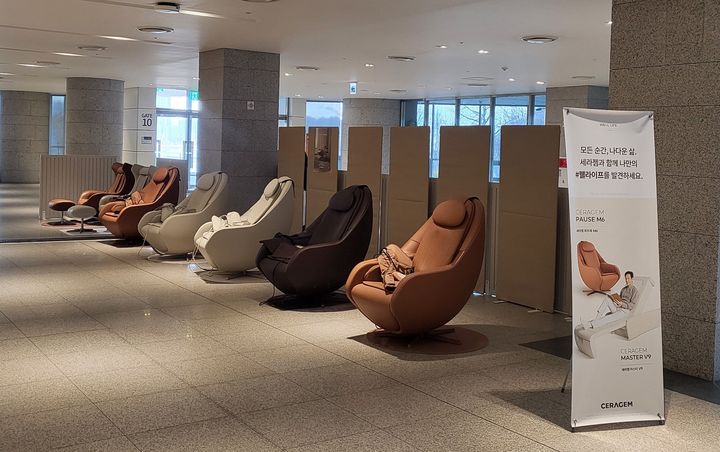 [서울=뉴시스= 세라젬은 오는 3월 2일까지 수원컨벤션센터에서 열리는 이번 행사에 공식 후원사로 참여한다고 24일 밝혔다. 사진은 이번 행사 공간에 마련된 세라젬 파우제 체험존. (사진=세라젬 제공) 2025.01.24. photo@newsis.com *재판매 및 DB 금지