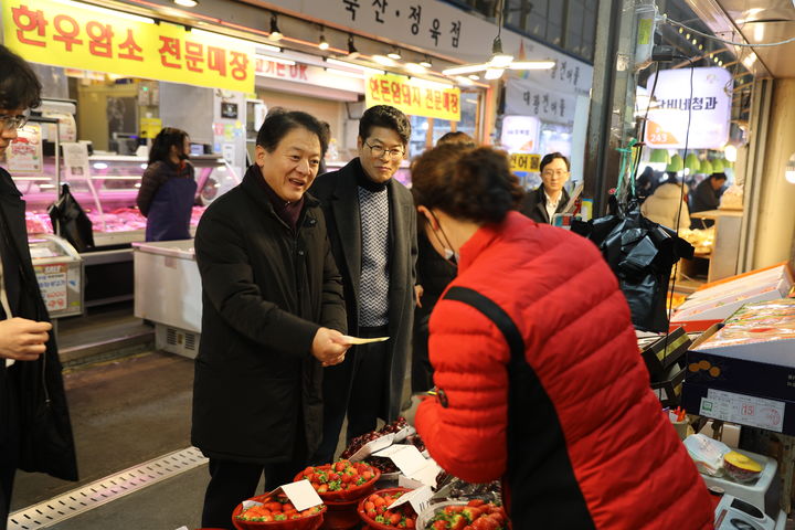 [대전=뉴시스]양동훈 대전지방국세청장이 23일 대전 한민시장을 찾아 차례용품을 구입하고 있다. (사진=대전국세청 제공). 2025. 01. 24 photo@newsis.com *재판매 및 DB 금지