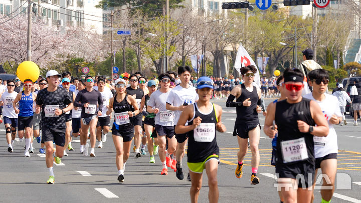 [창원=뉴시스]2024년 3월31일 열린 제31회 3·15마라톤대회.(사진=무학 제공)