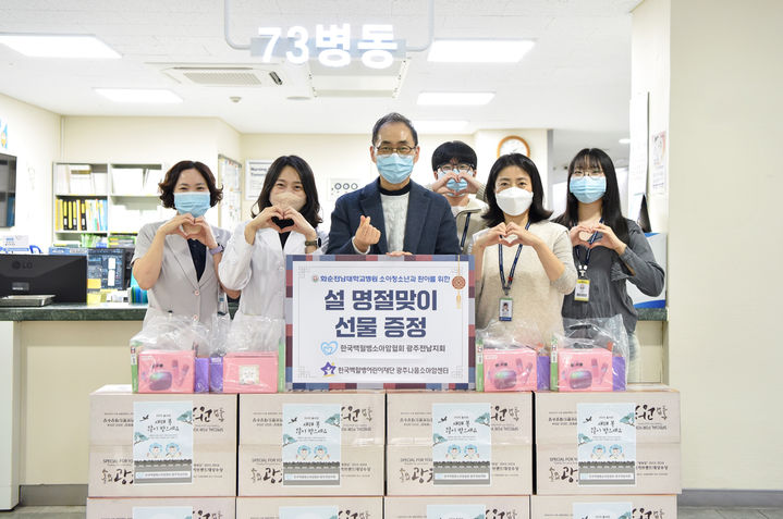 [화순=뉴시스] 화순전남대학교병원이 민족대명절 설을 맞아 소아청소년과 환아들에게 선물을 전달했다고 24일 밝혔다. (사진=화순전남대병원 제공) 2025.01.24. photo@newsis.com *재판매 및 DB 금지