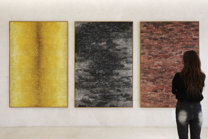 홈플러스 본사 로비에 전시된 이융세 작가의 미술 작품을 직원이 감상하고 있다. (사진=홈플러스 제공) *재판매 및 DB 금지