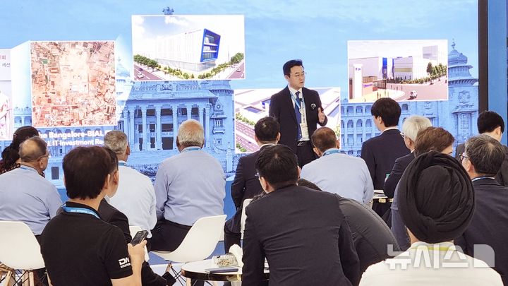 [창원=뉴시스]DN솔루션즈인디아 김영삼 법인장이 지난 23일 인도 벵갈루루 BIEC에서 인도 신공장 및 R&D센터 설립 계획 및 입지를 소개하고 있다.(사진=DN솔루션즈 제공02025.01.24. photo@newsis.com