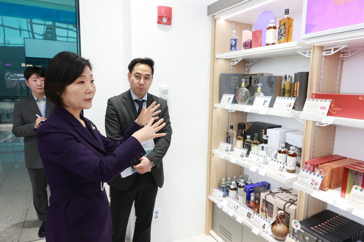 [서울=뉴시스]오영주(왼쪽 두 번째) 중소벤처기업부 장관이 24일 인천국제공항 제2여객터미널 중소기업제품 전용면세점에 방문해 매장을 둘러보고 있다.(사진=중소벤처기업부 제공) 2025.01.24. *재판매 및 DB 금지