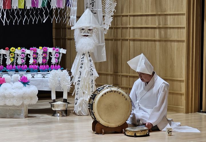[대전=뉴시스]대전 앉은굿 보유자 방성구씨. (사진=대전시 제공). 2025. 01. 24 photo@newsis.com *재판매 및 DB 금지