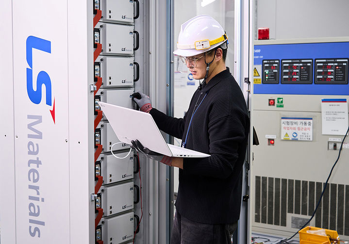 [서울=뉴시스]LS머트리얼즈 직원이 'LS UltraGrid(울트라그리드)'를 점검하고 있다. (사진 = 업체 제공) 2025.01.24. photo@newsis.com *재판매 및 DB 금지