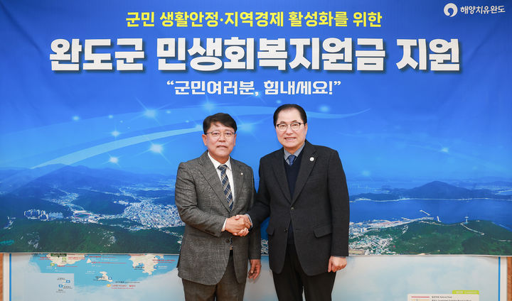 [광주=뉴시스] 신우철 완도군수와 김양훈 완도군의회 의장은 지난 23일 면담을 갖고 어려운 경제상황과 민생회복지원금의 필요성에 공감했다. (사진=완도군 제공). 2025.01.24. photo@newsis.com *재판매 및 DB 금지