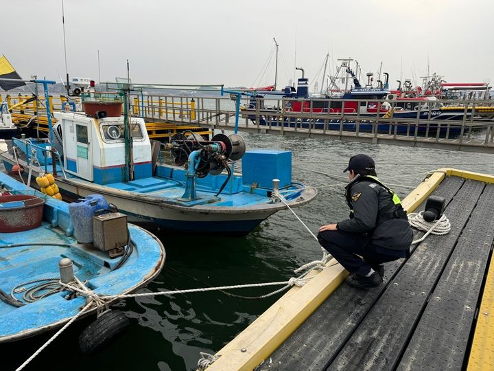 [보령=뉴시스] 보려해경이 항포구 정박 선박 계류상태를 점검 중이다.(사진=보령해양경찰서 제공) 2025.01.24. photo@newsis.com *재판매 및 DB 금지