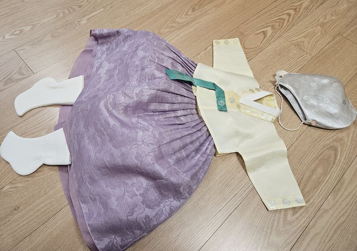 [서울=뉴시스] 가족과 차례를 지내고 새해 첫날을 보내는 데서 유래한 설을 맞아 황 센터장은 리나만을 위한 '맞춤형 한복'을 준비했다고 전했다. (사진=주사랑공동체 제공) 2025.01.27. photo@newsis.com *재판매 및 DB 금지