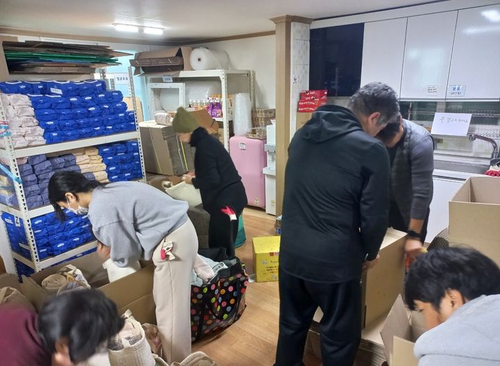 [서울=뉴시스] 이 외에도 센터는 설 연휴를 맞아 베이비박스에서 시설로 보내지거나 입양이 된 아기와 가정을 대상으로 선물을 보냈다고 했다. 사진은 선물을 담는 봉사자들. (사진=주사랑공동체 제공) 2025.01.27. photo@newsis.com *재판매 및 DB 금지