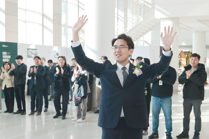 [대전=뉴시스]장호종 대전시 경제과학부시장이 24일 직원들의 배웅 속에 대전시를 떠나고 있다. (사진=대전시 제공). 2025. 01. 24 photo@newsis.com *재판매 및 DB 금지