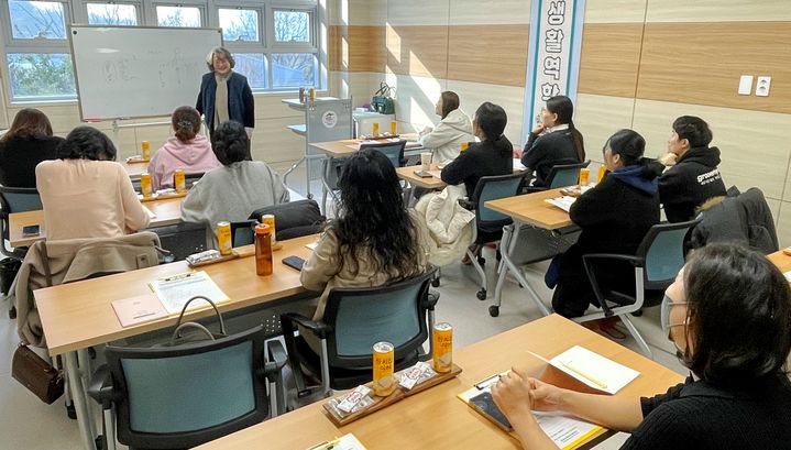 [창녕=뉴시스] 육아지원센터에서 생활역학과 오행이야기 부모교육을 진행하고 있다. (사진= 창녕군 제공) 2025.01.24. photo@newsis.com *재판매 및 DB 금지