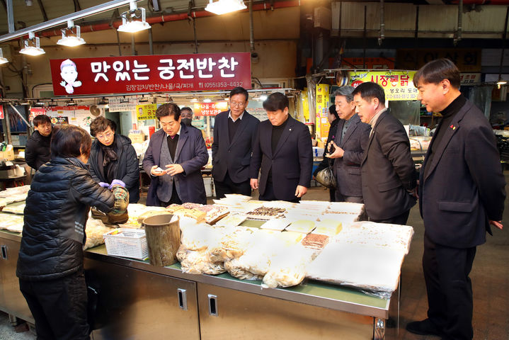 [밀양=뉴시스] 허홍 경남 밀양시의회 의장 및 의원들이 아리랑전통시장을 찾아 성수품 물가동향을 살펴보고 상인을 격려하고 있다. (사진= 밀양시의회 제공) 2025.01.24. photo@newsis.com *재판매 및 DB 금지