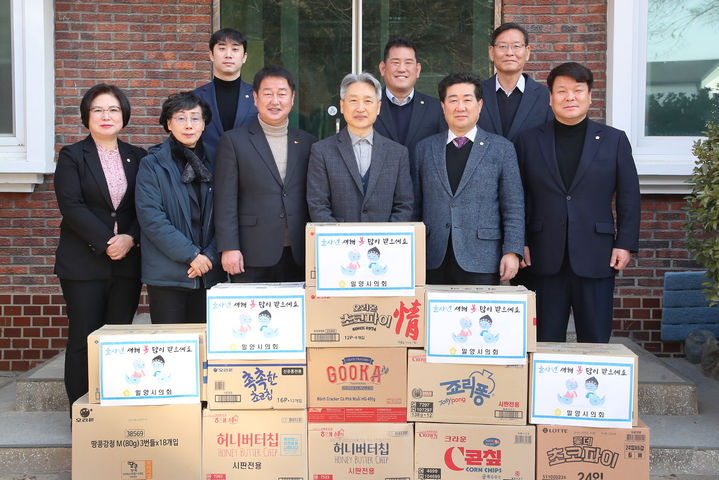 [밀양=뉴시스] 허홍 경남 밀양시의회 의장 및 의원들이 사회복지시설을 방문해 관계자를 격려하고, 위문품을 전달하고 있다. (사진= 밀양시의회 제공) 2025.01.24. photo@newsis.com *재판매 및 DB 금지