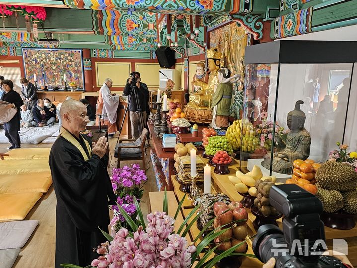 [서산=뉴시스] 김덕진 기자=일본 나가사키(長崎)현 쓰시마(対馬·대마도) 사찰에서 도난돼 한국으로 들어온 고려 불상 금동관음보살좌상이 일본 반환 후 기존에 있던 사찰이 아닌 박물관에 보관될 것이라고 8일 아사히신문이 보도했다. 일본 쓰시마 사찰 관음사 전 주지스님이 지난 1월 24일 서산 부석사에 모셔진 부석사 금동관세음보살상을 바라보며 두손을 모아 기도하고 있는 모습. 2025.03.08.. spark@newsis.com