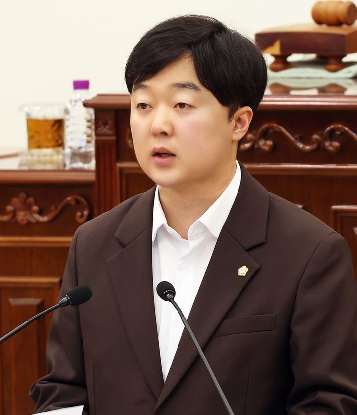 [대전=뉴시스] 조명휘 기자 = 박석연(더불어민주당·가선거구) 대전 유성구의회 의원이 24일 제275회 임시회 제2차 본회의에서 경로당 급식인력 지원 사업에 대한 현실화를 주장하고 있다. (사진= 유성구의회 제공) 2025.01.24. photo@newsis.com *재판매 및 DB 금지