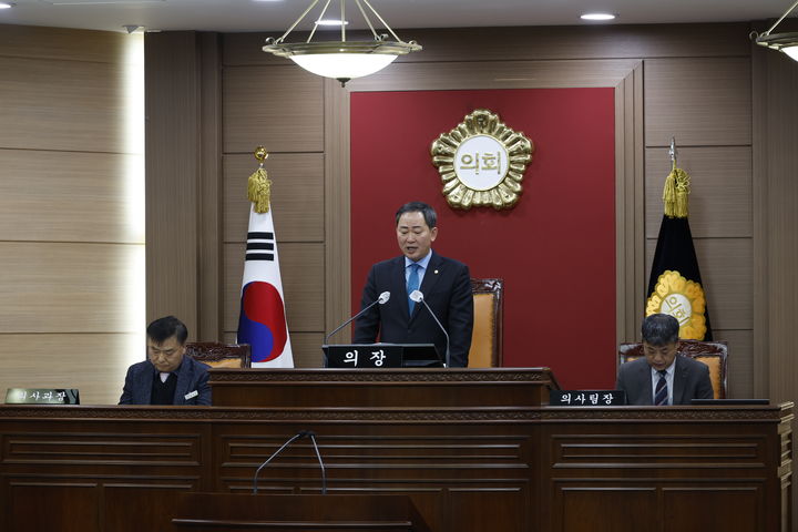 [임실=뉴시스] 24일 열린 임실군의회의 제343회 임시회 제6차 본회의, 장종민 의장이 회의를 진행하고 있다. *재판매 및 DB 금지