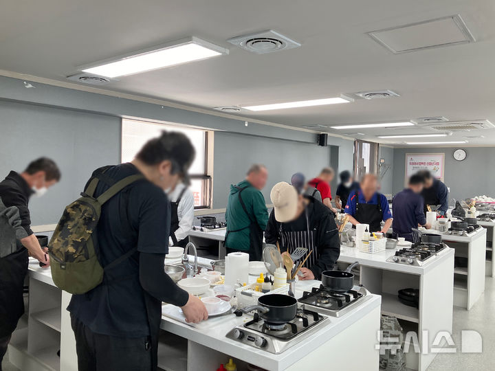[부산=뉴시스] 부산 중구 '우리라서 행복한 신중년 사업' 요리 수업 활동 사진. (사진=부산 중구 제공) 2025.01.28. photo@newsis.com
