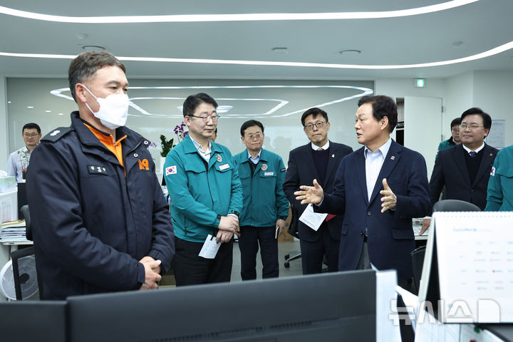 [창원=뉴시스]박완수 경남도지사가 24일 도청 내 119종합상황실을 방문해 설연휴 상황근무자들을 격려하고 있다.(사진=경남도 제공)2025.01.24. photo@newsis.com