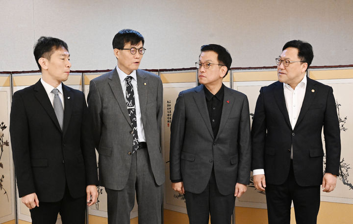 [서울=뉴시스] 조수정 기자 = 최상목 대통령 권한대행 부총리 겸 기획재정부 장관이 24일 서울 종로구 정부서울청사에서 거시경제·금융현안 간담회를 하고 있다. 왼쪽부터 이복현 금융감독원장, 이창용 한국은행 총재, 최 권한대행, 김병환 금융위원장. (사진=기획재정부 제공) 2025.01.24. chocrystal@newsis.com *재판매 및 DB 금지