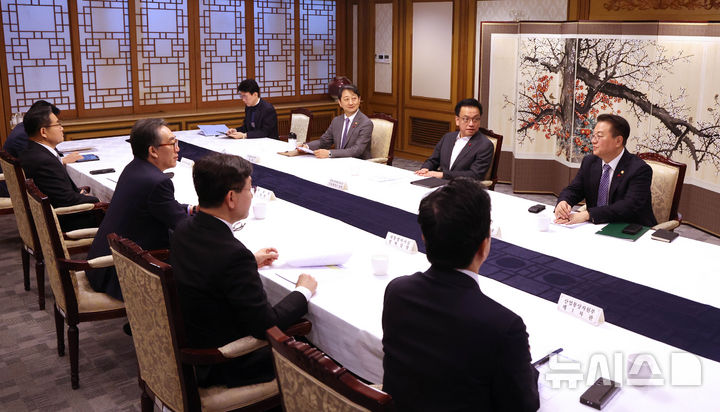 [서울=뉴시스] 조수정 기자 = 최상목 대통령 권한대행 부총리 겸 기획재정부 장관이 24일 정부서울청사에서 열린 트럼프 정부 정책 동향 점검 및 대응방향 논의를 위한 대외경제현안 간담회에서 발언하고 있다. 2025.01.24. chocrystal@newsis.com