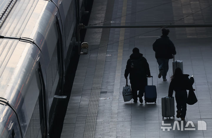 [서울=뉴시스] 고승민 기자 = 서울역 열차 승강장에서 시민들이 발걸음을 재촉하고 있다. 2025.01.24. kkssmm99@newsis.com