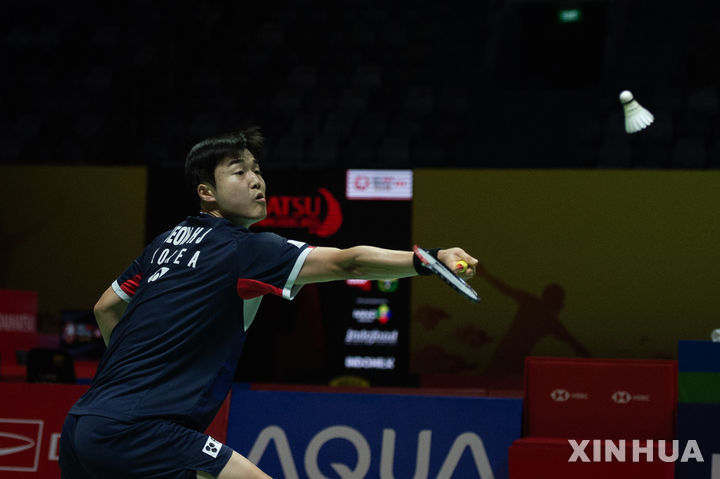 [자카르타=신화/뉴시스] 전혁진이 23일(현지 시간) 인도네시아 자카르타에서 열린 세계배드민턴연맹(BWF) 2025 월드투어 슈퍼500 인도네시아 오픈 남자 단식 2회전에서 쉬유치(중국)와 경기하고 있다. 전혁진은 0-2(11-21 14-21)로 패해 8강에 오르지 못했다. 2025.01.24.