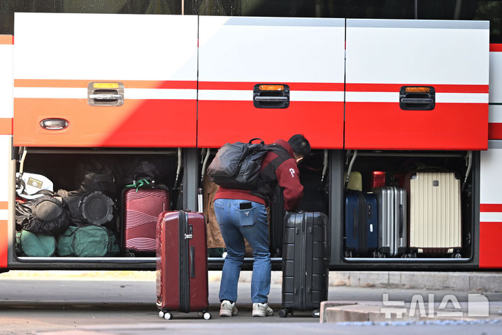 [광주=뉴시스] 이영주 기자 = 설 명절 시작을 하루 앞둔 24일 오전 광주 서구 유·스퀘어광주종합버스터미널에서 한 시민이 꽉 들어찬 인천공항행 리무진버스 짐칸을 확인하고 있다. 위 사진은 기사와 상관 없음. 2025.01.24. leeyj2578@newsis.com